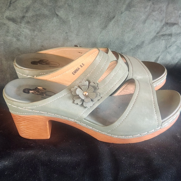 Women's Green Heeled Sandals - Picture 1 of 3